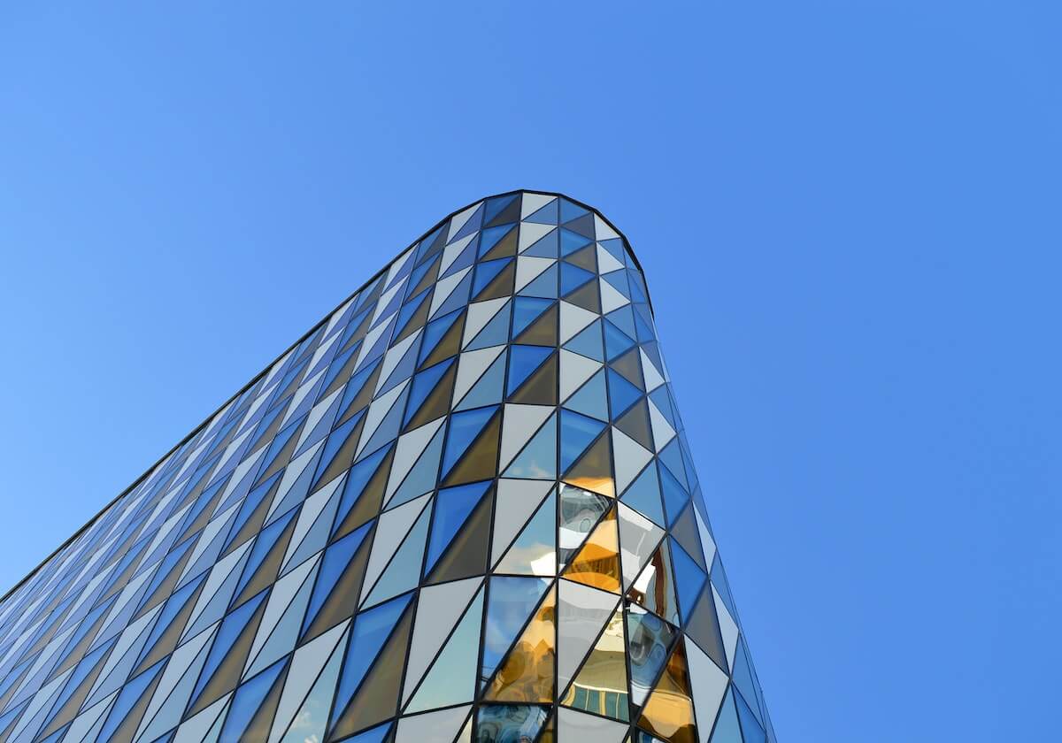 上海男篮官宣张镇麟正式加盟,身披77号战袍,去年同日郭艾伦离开辽篮